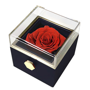 La collana con doppio cuore inciso "Eterno e unico" di GLWAVE scatola di rose eterne